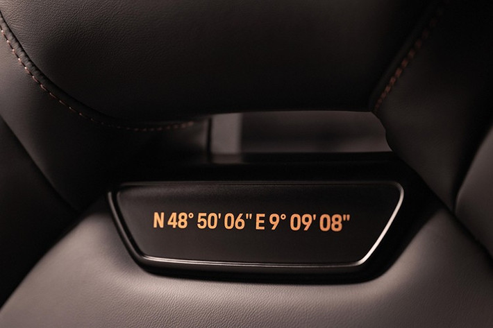 Tất cả những trang bị nghe có vẻ thú vị, nhưng chúng ta chỉ đang nói về màu sắc và lựa chọn vật liệu, nên không có gì quá đặc biệt khi nói đến những bản độ độc nhất vô nhị. Tuy nhiên, vẫn có một số điểm nhấn tinh tế khiến chiếc Panamera này trở nên đáng nhớ.