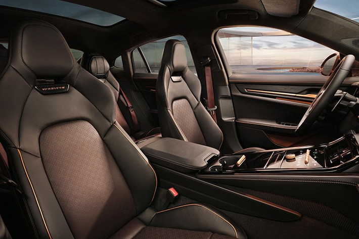 Màu Avium Metallic được tinh chỉnh cho ngoại thất cũng hiện diện bên trong cabin, lần này trên các chữ cái trên ốp bảng điều khiển trung tâm, các nút bấm và các chi tiết của màn hình Sport Chrono. Màu sắc tương tự cũng được sử dụng cho vòng xoay của công tắc Drive Mode, ốp viền, tay nắm cửa, lưới loa, đường viền ghế.