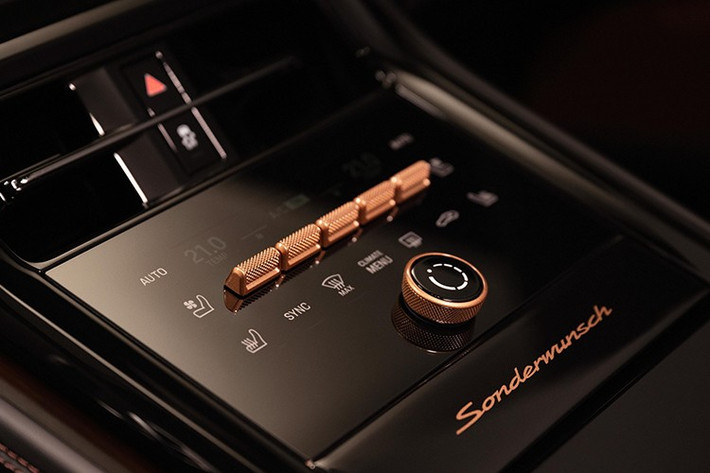 Đầu tiên là những con số hiển thị trên ghế trước. Chúng không phải là những con số ngẫu nhiên, mà là tọa độ địa lý của Zuffenhausen (ghế lái) và Leipzig (ghế hành khách), hai địa điểm nơi Panamera được phát triển và sản xuất.