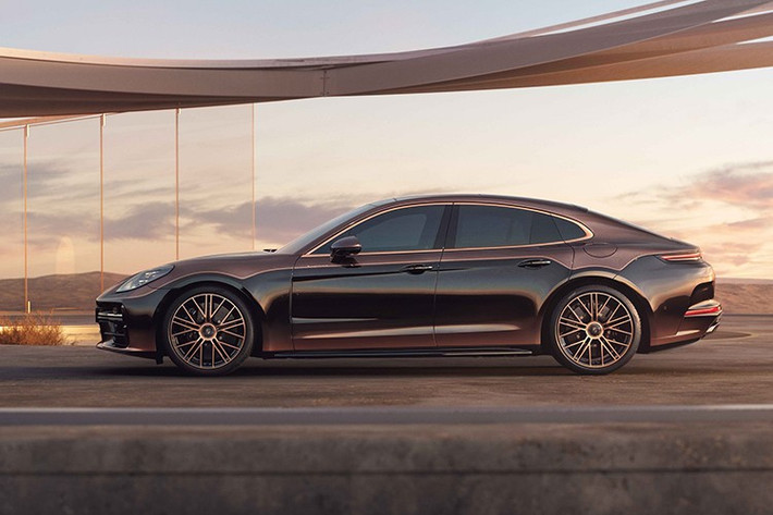 Dự án Panamera này dựa trên mẫu xe đời 2024, giống như tất cả các dự án khác của Sonderwunsch, chiếc xe đã được tân trang lại ngoại thất, biến nó thành một tác phẩm độc nhất vô nhị, với lớp sơn hai tông màu Leblon Violet Metallic và đen tuyền, cả hai đều được xử lý theo hiệu ứng phai màu hiếm thấy trên xe hơi.