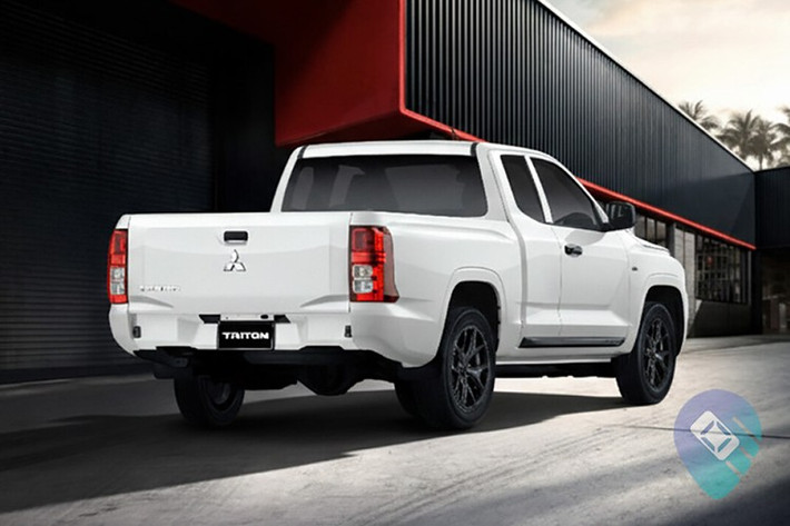 Để so sánh, phiên bản công suất cao của động cơ này (trang bị trên các biến thể đắt tiền hơn) đạt 180 mã lực và 430 Nm. Động cơ 4N16 trên Street được kết hợp độc quyền với hộp số sàn 6 cấp, truyền lực tới bánh sau. Xe cũng được trang bị vi sai chống trượt chủ động bằng phanh (brake-type active limited slip differential).