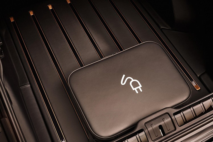 Thứ hai trong danh sách là hộp giữ ẩm xì gà được lắp đặt trong ngăn chứa đồ của bảng điều khiển trung tâm, dưới lớp kính che phủ, cho phép nhìn rõ sản phẩm thuốc lá bên trong. Để đảm bảo hành khách ngồi trong Panamera có thể thưởng thức những điếu xì gà này, Porsche cũng cung cấp dao cắt xì gà và bật lửa.