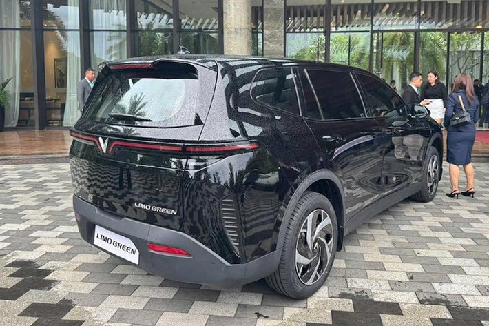 Xe hỗ trợ sạc AC 6,9 kW và sạc nhanh DC 80 kW, giúp nạp từ 10% lên 70% pin chỉ trong khoảng 30 phút. Điều này mang lại lợi thế lớn trong bối cảnh cơ sở hạ tầng trạm sạc tại Indonesia đang mở rộng nhưng chưa đồng đều.