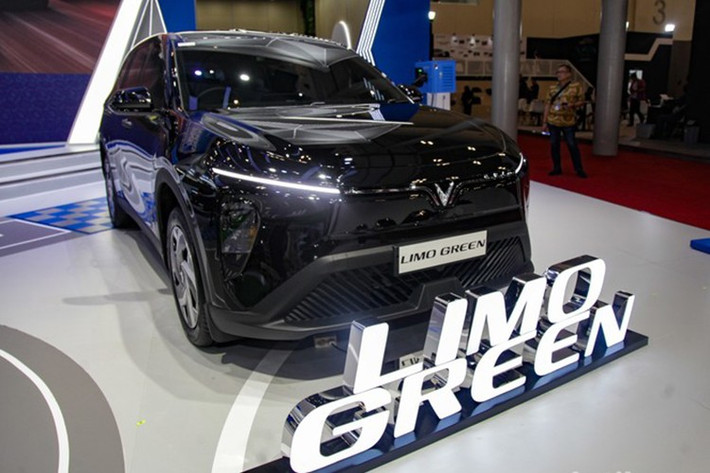 Thông tin được xác nhận bởi ông Kariyanto Hardjosoemarto, CEO VinFast Indonesia, tại sự kiện Gaikindo Jakarta Auto Week 2025. Ông cho biết: “Vinfast Limo Green đã bắt đầu nhận đặt hàng với mức giá dự kiến 319 triệu Rupiah (giá chưa kèm pin). Đây không chỉ là màn ra mắt trưng bày, mà là sản phẩm đã sẵn sàng tiếp cận người tiêu dùng.”