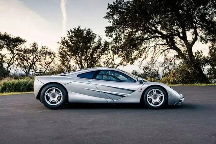 Chiếc siêu xe McLaren F1 đắt nhất từng được bán đấu giá cho đến nay là khung gầm 029, mẫu xe năm 1995 đã đạt mức giá đáng kinh ngạc là 20.465.000 đô la tại Pebble Beach năm 2021.