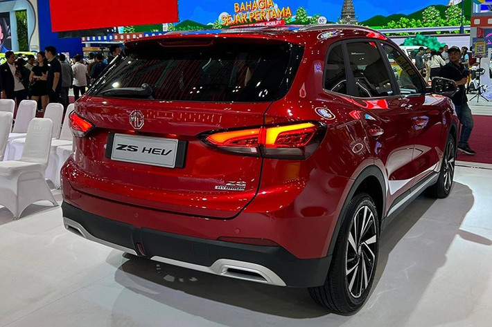 Cản trước cũng được mở rộng với nhiều chi tiết sơn đen bóng, góp phần tăng vẻ thể thao cho xe. Bên hông, MG ZS mới không thay đổi quá nhiều về dáng tổng thể, xe sở hữu bộ mâm hợp kim 18 inch hai tông màu thiết kế đa chấu. Phía sau xe, cụm đèn hậu LED được tái thiết kế gọn gàng, kết hợp cùng bộ khuếch tán giả cỡ lớn, mang lại cảm giác vững chãi và cân đối hơn.