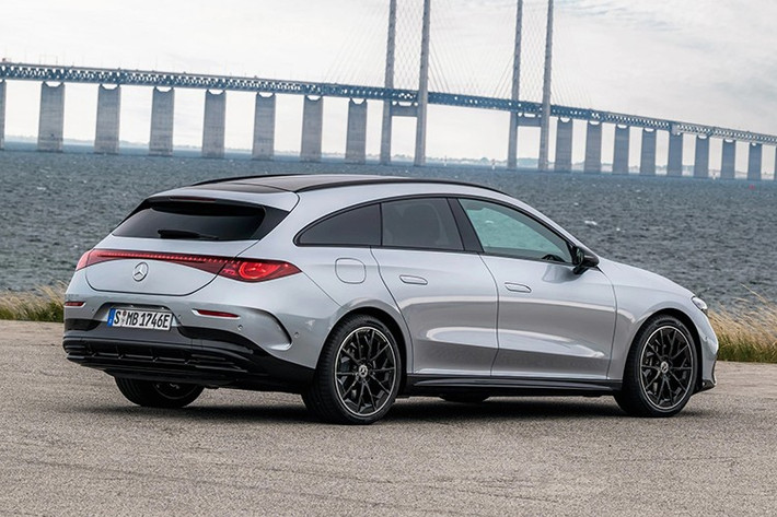 Ngoại hình Mercedes-Benz CLA Shooting Brake không khác biệt nhiều so với phiên bản Coupe 4 cửa. Kích thước tổng thể của CLA Shooting Brake thế hệ mới vượt trội hơn đời cũ (ra mắt 2019) lần lượt là (DxRxC) 4.723 x 1.855 x 1.469 mm, trục cơ sở dài 2.790 mm.