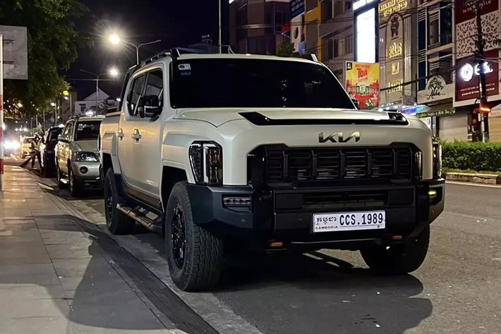 Kia Tasman 2025 sở hữu kích thước dài x rộng x cao lần lượt 5.410 x 1.930 x 1.870 mm và chiều dài cơ sở 3.270 mm ở cấu hình Double Cab. Trong khi đó, phiên bản X-Pro có chiều cao 1.920 mm. Khoảng sáng gầm của xe là 252 mm ở bản X-Pro. Kích thước dài x rộng x sâu của thùng sau lần lượt là 1.512 x 1.572 x 540 mm, mang đến thể tích 1.173 lít.