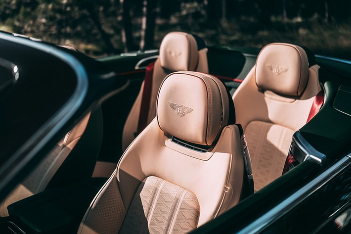 Tấm ốp táp-lô lớn (fascia) và các dải ốp ngang (waistrails) được hoàn thiện bóng Piano, cùng màu Cumbrian Green, điểm xuyết bằng vàng óng ánh ở các núm điều chỉnh cửa gió.