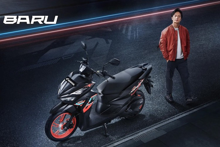 Tại Indonesia, Honda Vario 125 2026 được phân phối với ba phiên bản, giá quy đổi dao động từ khoảng 38,6 đến 41,9 triệu đồng. Trong khi đó, tại Việt Nam, Honda vẫn bán Vario 125 đời cũ theo dạng xe nhập khẩu từ Indonesia với giá đề xuất khoảng 40,73 - 41,22 triệu đồng.