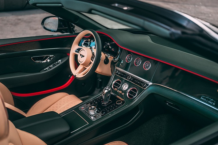 Dải băng đỏ thẫm của đại úy Frans Banninck Cocq được tái hiện qua các điểm nhấn da Hotspur đỏ trong nội thất, trong khi màu áo của trung úy đã truyền cảm hứng cho Mulliner chọn da chính Magnolia kết hợp hoàn hảo với da phụ Cumbrian Green.