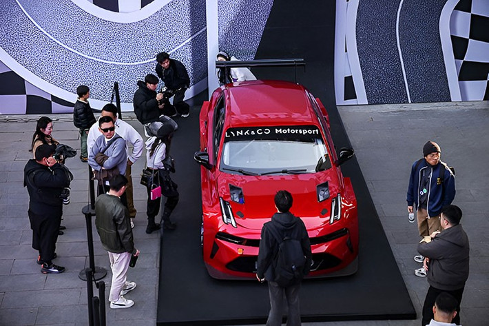 Thương hiệu Lynk &amp; Co thuộc tập đoàn Geely vừa xác nhận rằng lô xe 03+ TCR đầu tiên đã “cháy hàng” ngay tại sự kiện “CO Customer” ngày 6/12/2025. Điều này cho thấy sức hút mạnh mẽ của mẫu xe đua nội địa được phát triển theo chuẩn TCR.