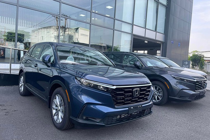 Đáng chú ý nhất là phiên bản hybrid Honda CR-V e:HEV được nhà phân phối hỗ trợ 100% lệ phí trước bạ, quy đổi thành mức giảm lên tới 126 triệu đồng. Nhờ đó, giá bán thực tế của phiên bản cao cấp này hạ xuống còn 1,133 tỷ đồng. Tuy nhiên, người dùng cần lưu ý mức ưu đãi sâu này chỉ áp dụng cho những xe có số VIN sản xuất năm 2024, một động thái rõ ràng nhằm dọn kho để chuẩn bị cho các lô xe đời mới 2025.