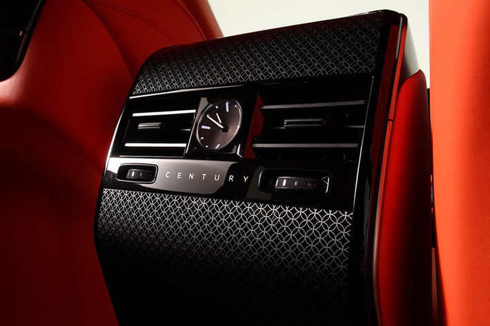 Giới chuyên môn hiện đang đưa ra nhiều kịch bản về hệ truyền động của Century Coupe. Nếu xét trên dải sản phẩm hiện có, phiên bản Century sedan đang sử dụng động cơ V8 5.0L, trong khi biến thể Century SUV lại được trang bị động cơ V6 3.5L kết hợp công nghệ Plug-in Hybrid. Việc tận dụng lại một trong hai cấu hình này sẽ là phương án an toàn và tối ưu chi phí cho Toyota.