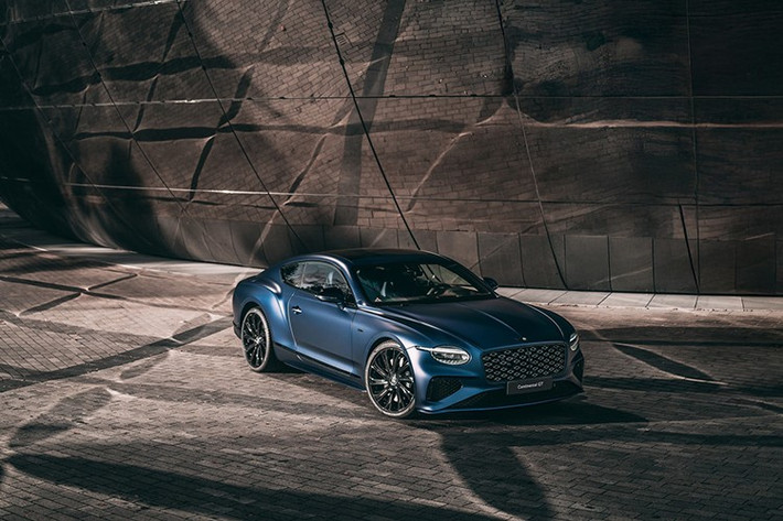 Mỗi chiếc Bentley trong bộ sưu tập Dutch Masters đều đi kèm hộp đựng chìa khóa bespoke, bọc da đúng màu của xe. Nắp trong hộp được khắc laser họa tiết riêng của từng họa sĩ – lông vũ, đám mây hoặc bầu trời sao. Cả ba xe đều có gói Blackline Specification, Touring Specification và bộ bodykit đồng màu thân xe, mang lại vẻ thanh lịch kín đáo.