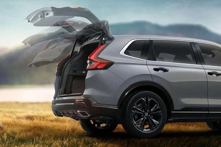 Không dừng lại ở đó, Honda Nhật còn cho phép khách hàng cá nhân hóa mẫu CR-V mới với hai gói phụ kiện tùy chọn. Gói Tough Premium, dành riêng cho bản Black Edition, bổ sung các chi tiết ốp cản màu bạc Luna Silver, cánh gió sơn đen Crystal Black và logo tối màu tạo điểm nhấn mạnh mẽ.