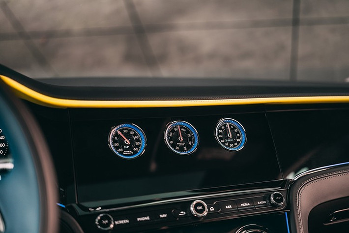 Họa tiết đám mây cuồn cuộn từ kiệt tác “The Little Street” (1658) được chọn làm hình chiếu đèn chào mừng và ốp cửa. Tấm ốp táp-lô lớn và các dải ốp ngang quanh cabin đều được hoàn thiện bóng Piano, điểm nhấn đặc biệt là vòng trong và núm xoay Bentley Rotating Display được sơn Klein Blue.