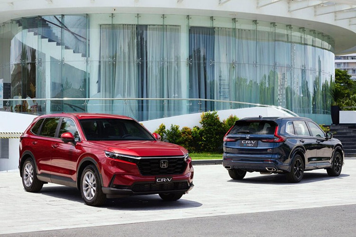 Đối với Honda, chiến lược giảm giá tháng 12 tập trung vào việc thanh lý hàng tồn và kích cầu linh hoạt cho từng phiên bản CR-V. Cụ thể, khách hàng mua các bản máy xăng CR-V G và L được giảm trực tiếp 80 triệu đồng tại đại lý, đưa giá bán xuống lần lượt còn 949 triệu và 1,019 tỷ đồng. Phiên bản dẫn động bốn bánh L AWD nhận mức ưu đãi khiêm tốn hơn là 50 triệu đồng.