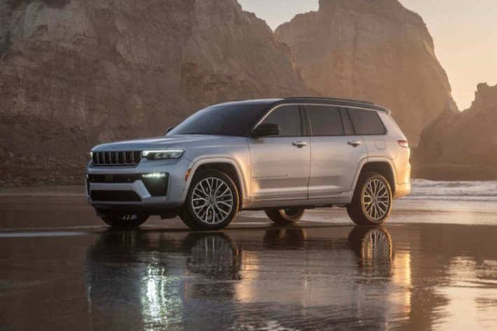 Theo công bố của Stellantis, tập đoàn mẹ của Jeep, Grand Cherokee 2026 được trang bị động cơ Hurricane 4 Turbo có dung tích 2.0L, cho công suất cực đại 324 mã lực và mô-men xoắn 450 Nm. Con số này giúp động cơ mới mạnh hơn khoảng 20% so với thế hệ 2.0L tăng áp cũ, đồng thời tiết kiệm nhiên liệu hơn 10%.