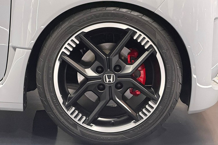 Một trong những điểm nổi bật chính là boost mode – chế độ lái đặc biệt giúp tối ưu công suất đầu ra từ mô-tơ điện. Khi kích hoạt, hệ thống sẽ đồng bộ với virtual step-shift control (mô phỏng chuyển số) và active sound control (giả lập âm thanh động cơ), tái hiện cảm giác lái tương tự như một mẫu xe thể thao động cơ xăng thực thụ.