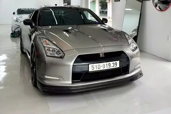 Vào ngày 28/2/2025 đầu năm nay, Nissan đã xác nhận việc kết thúc vòng đời của GT-R R35 tại Nhật Bản sau 18 năm có mặt trên thị trường, đây thật sự là tin không mấy gì vui vẻ với các tín đồ xe Japanese Domestic Market (JDM) cũng như xe thể thao trên toàn thế giới, nhưng với các chủ xe Nissan GT-R R35 nó không hẳn là 1 tin xấu.