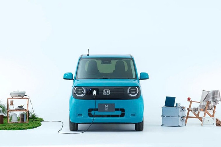 So với bản concept, thiết kế tổng thể Honda N-ONE e: bản thương mại không có nhiều khác biệt. Xe vẫn giữ phong cách trẻ trung, hiện đại với các chi tiết đặc trưng như cụm đèn LED trước/sau, bộ mâm cỡ nhỏ và hệ thống sạc hỗ trợ cả AC và tiêu chuẩn ChADEMO.