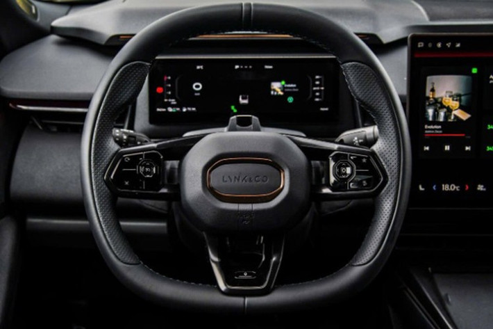 Lynk & Co 08 được phát triển trên nền tảng CMA Evo, chia sẻ công nghệ với nhiều mẫu xe của Volvo và Geely, hứa hẹn mang lại khả năng vận hành ổn định và cảm giác lái đặc trưng.