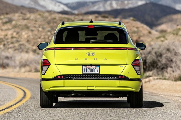 Mặc dù công suất giảm so với các phiên bản Long Range trước đây (SEL, N Line, Limited), Kona Electric SE vẫn mang lại trải nghiệm lái mượt mà, với khả năng tăng tốc từ 0-60 mph trong khoảng 8,5 giây.