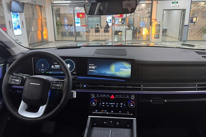 Đại lý cho biết Hyundai SantaFe Hybrid chỉ tiêu thụ lượng xăng trung bình 5,1 lít/100 km - một con số ấn tượng với SUV hạng D. Ngoài ra, xe còn có hệ thống e-Dynamic Drive để cải thiện hiệu suất vận hành, e-Comfort Drive giúp tối ưu hóa cảm giác lái thoải mái và hệ thống phanh tái tạo năng lượng điều chỉnh qua lẫy sau vô lăng.