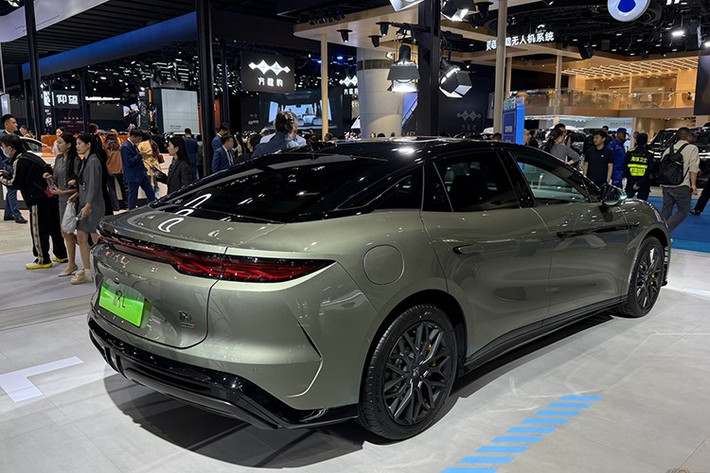 BYD bổ sung hai màu ngoại thất nổi bật: xanh ô liu và xanh lam Xizi, cùng bộ huy hiệu đen, mâm đen mờ và kẹp phanh vàng giúp mẫu sedan thêm phần thể thao. Ở phía sau, dải đèn hậu LED kéo dài toàn chiều ngang, hiệu ứng xoắn hiện đại kết hợp bộ khuếch tán gió và ốp gầm đôi màu bạc tạo dáng vẻ bề thế.