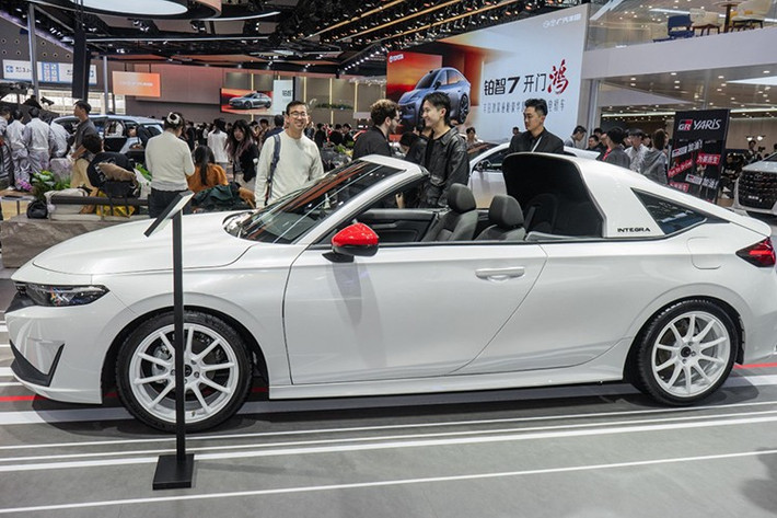 Dù chỉ được đặt ở một góc khuất trong gian hàng của GAC Honda, Integra Style đã nhanh chóng tạo điểm nhấn nhờ ngoại hình đậm chất thể thao. Tuy nhiên, khi quan sát kỹ, đây rõ ràng chỉ là một mẫu xe ý tưởng, chưa sẵn sàng cho sản xuất thương mại.