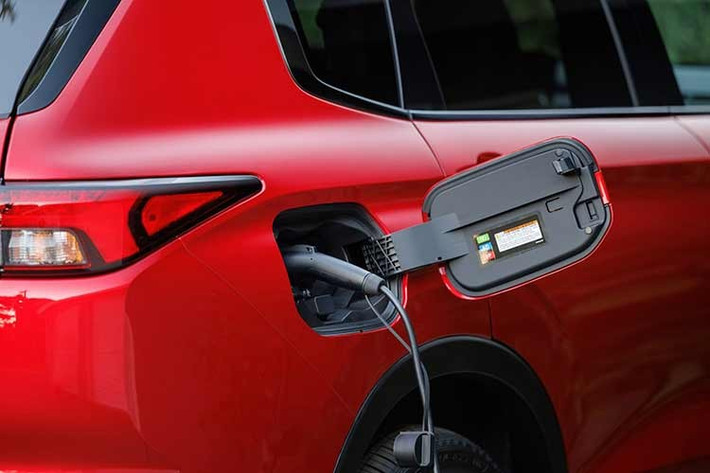 Bên trong nội thất, khách hàng sẽ có không gian chứa đồ hạn chế, cụ thể là 12,8 feet khối hoặc 362 lít. Tình hình sẽ tốt hơn một chút khi hàng ghế cuối cùng được gập xuống sàn.