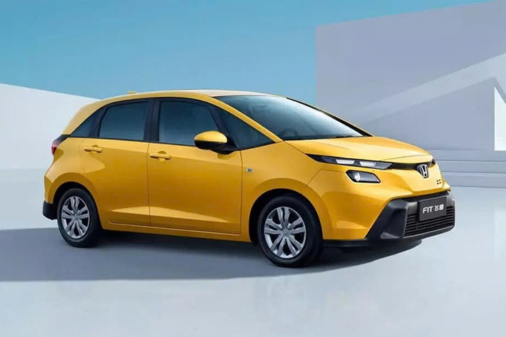 Nhìn tổng thể, phần đầu của mẫu xe này mang phong cách giống Toyota hơn là Honda truyền thống. Ngoài "khuôn mặt" mới, các phần còn lại của xe gần như giữ nguyên so với phiên bản cũ.