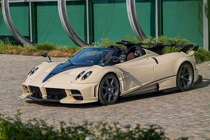 Pagani Huayra Imola Roadster – 6 triệu USD ﻿Ngay cả những mẫu Pagani “tiêu chuẩn” cũng đã thuộc hàng siêu hiếm, nhưng phiên bản Huayra Imola Roadster còn độc quyền hơn khi chỉ có 8 chiếc được sản xuất. Xe được thiết kế tập trung vào đường đua với động cơ V12 6.0L mạnh 838 mã lực, vật liệu siêu nhẹ và gói khí động học tạo lực ép lên tới 900 kg. Đây là một trong những mẫu xe mui trần hiệu suất cao ấn tượng nhất thế giới.