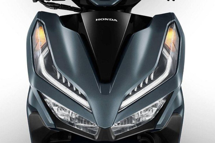 Về mặt trang bị, xe được trang bị Smart Key – chìa khóa thông minh tích hợp chức năng chống trộm và định vị xe, cùng hệ thống Combi Brake giúp phân bổ lực phanh đều giữa bánh trước và sau, tăng độ an toàn khi phanh gấp.