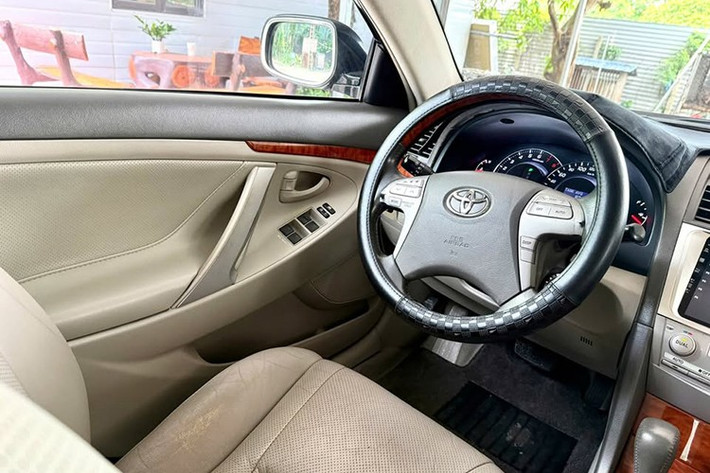 Nhiều thợ máy còn đùa rằng Toyota Camry “không có gì nhiều để sửa”, bởi lịch bảo dưỡng chủ yếu chỉ xoay quanh các hạng mục cơ bản như thay dầu, lọc gió hay má phanh. Chính điều này giúp chi phí vận hành luôn nằm ở mức dễ chịu, phù hợp cả với những ai mua xe cũ để sử dụng lâu dài.