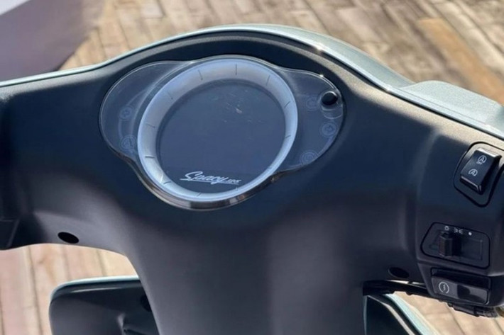 Điểm nhấn của mặt trước nằm ở cụm đèn pha LED có dạng hình tròn cổ điển, kết hợp cùng cặp đèn xi nhan tách biệt đặt dọc ở hai bên cánh yếm với lớp viền chrome sáng bóng. Xe sở hữu bảng đồng hồ điện tử LCD, hệ thống tạm ngắt động cơ và chìa khóa thông minh.