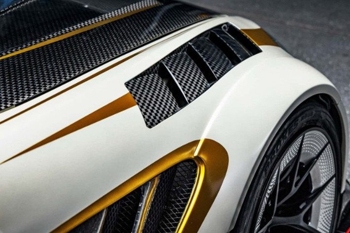 Về thiết kế, BP25 nổi bật với bộ widebody Varis Dark Panther bằng sợi carbon, bao gồm nắp capo thoát khí, cánh gió cỡ lớn và cốp sau siêu nhẹ. Các chi tiết này không chỉ giúp cải thiện khí động học mà còn mang đến diện mạo thể thao và mạnh mẽ đặc trưng.