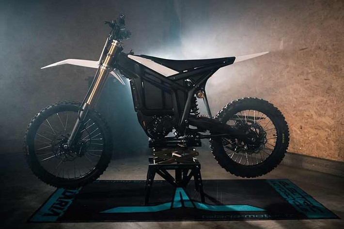 Xe sở hữu bộ vành nan hoa kích thước 21 và 18 inch lần lượt cho phía trước và sau, kèm bộ lốp offroad chuyên dụng. Với trọng lượng 98 kg cùng khoảng sáng gầm 315mm, xe cho khả năng vận hành linh hoạt trên những địa hình khó. m bảo khả năng kiểm soát tốt khi di chuyển.