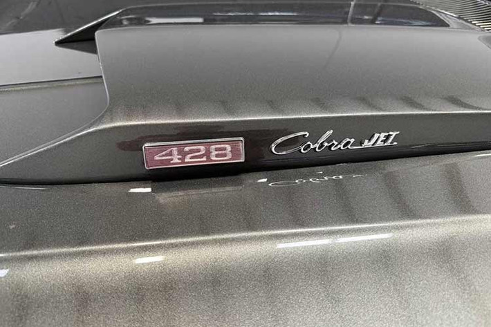 Trong số 11.099 chiếc fastback đó, gần 75% (7.454 chiếc) được trang bị động cơ 428 Cobra Jet Ram Air – động cơ V8 7 lít mã R. Hơn một nửa trong số đó được trang bị hộp số sàn 4 cấp Top-Loader, còn lại 3.544 chiếc sử dụng hộp số tự động C6 Select-Shift. Việc chiếc xe này có màu xanh Black Jade kết hợp với nội thất đen đã làm giảm đáng kể số lượng xe có sẵn: chỉ có 407 chiếc được sản xuất với sự kết hợp màu sắc này.