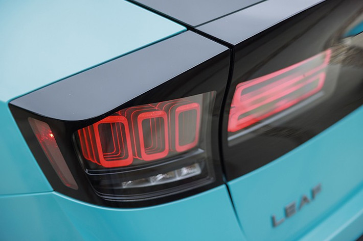 Ngoài ra, Nissan còn lần đầu trang bị mâm xe lên tới 19 inch cùng thiết kế chấu bắt mắt, đi kèm mái kính toàn cảnh – chi tiết thường chỉ thấy ở những mẫu xe phân khúc cao hơn.