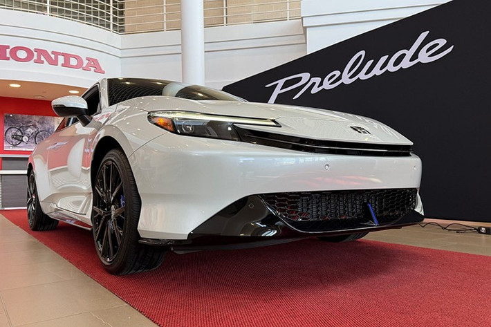 Chỉ một tháng sau khi ra mắt toàn cầu vào ngày 5/9, Honda Prelude 2026 đã nhận được hơn 2.400 đơn đặt hàng tại Nhật Bản, cao gấp tám lần so với kế hoạch ban đầu, bất chấp mức giá không hề dễ chịu – 6.179.800 yên (tương đương khoảng 41.100 USD hoặc 35.000 euro).