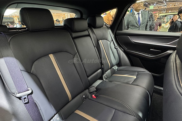 Cung cấp sức mạnh cho CX-60 Sport là động cơ xăng 2.5L hút khí tự nhiên cho công suất 185 mã lực, mô-men xoắn 250 Nm. Động cơ kết hợp cùng hộp số tự động 8 cấp kết hợp với lẫy chuyển số sau vô-lăng.