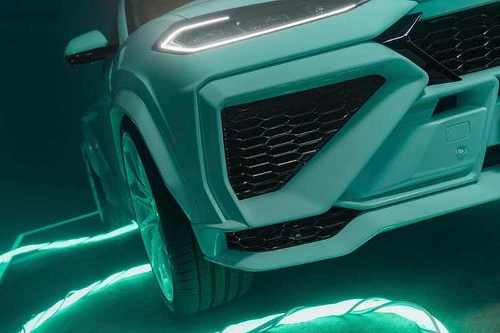 Thẩm mỹ “Widestar” đặc trưng của Brabus làm thay đổi hoàn toàn tư thế dáng xe rộng hơn, thấp hơn (nhờ module SportXtra hạ gầm 20 mm) và ngầu hơn rất nhiều so với Urus SE tiêu chuẩn.