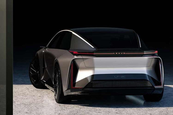 Ý tưởng về một chiếc IS không phát thải đã được Lexus hé lộ từ năm 2021 thông qua concept Electrified Sedan, trước khi tiếp tục được cụ thể hóa bằng mẫu LF-ZC concept năm 2023. Những nguyên mẫu này cho thấy định hướng thiết kế khí động học tối ưu, áp dụng công nghệ sản xuất gigacasting và sử dụng pin dạng lăng trụ hiệu suất cao.