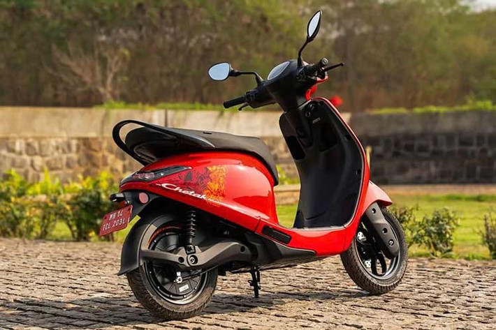 Khoang chứa đồ dưới yên có dung tích 25 lít và bán kính quay vòng nhỏ gọn 1.825 mm, giúp xe dễ dàng di chuyển trong khu vực đông đúc. Chetak C25 còn được trang bị nhiều tính năng hiện đại như hỗ trợ khởi hành ngang dốc, chế độ lùi, chế độ lái Eco và Sport, đèn dẫn đường về nhà, cùng chức năng nhận và từ chối cuộc gọi.