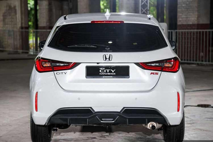 Về trang bị an toàn, Honda City hatchback có cấu hình tương đồng với bản sedan, nổi bật với gói hỗ trợ lái nâng cao Honda Sensing. Đây tiếp tục là một trong những lợi thế cạnh tranh của City so với các đối thủ cùng phân khúc.