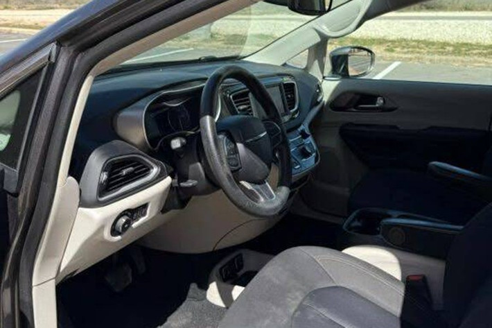 Chiếc Pacifica xuất hiện tại Việt Nam là bản hybrid cắm sạc (Plug-in Hybrid Electric Vehicle - PHEV), trang bị động cơ V6 dung tích 3.6L kết hợp mô-tơ điện, sản sinh tổng công suất khoảng 260 mã lực. Mức tiêu hao nhiên liệu ấn tượng chỉ khoảng 2,8 lít/100 km và có thể di chuyển thuần điện đến 51 km.