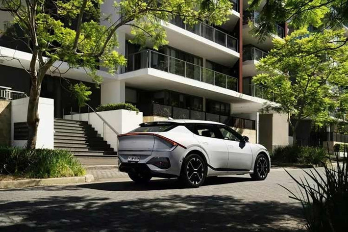 Nếu bạn muốn phiên bản dẫn động bốn bánh, bạn sẽ phải chọn giữa GT-Line AWD và GT AWD, có giá khởi điểm lần lượt là 87.660 đô la Úc (58.705 đô la Mỹ - khoảng 1,52 tỷ đồng) và 99.660 đô la Úc (66.740 đô la Mỹ - hơn 1,7 tỷ đồng). Kia cho biết tất cả các mức giá đều tăng 70 đô la Úc (45 đô la Mỹ) trên toàn bộ dòng sản phẩm so với mẫu xe của năm 2025.