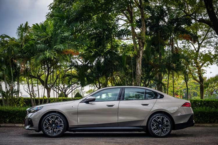 Theo đó, giá xe BMW i5 eDrive40 M Sport Pro bản lắp ráp tại Malaysia được bán ra từ 368.800 RM (khoảng 2,1 tỷ đồng). Nhờ tận dụng các chính sách ưu đãi thuế dành cho xe điện nội địa đến hết năm 2027, BMW i5 CKD trở thành lựa chọn hấp dẫn hơn bao giờ hết trong phân khúc.